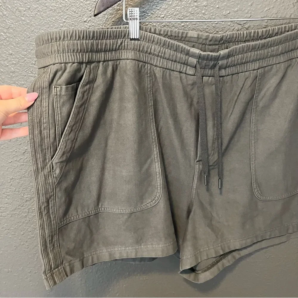 Athleta Farallon Shorts, Cypress Green